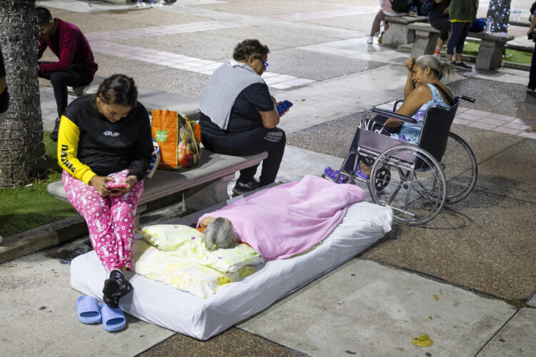 Personas en la calle en Caracas (Venezuela) tras los dos fuertes seísmos que han sacudido el oeste de la capital del país, dos terremotos, de magnitud 7,2 y 2,5 que tuvieron lugar alrededor en apenas 39 segundos y que han dejado al menos 32 muertos y 700 heridos y personas entre los escombros de los edificios derruidos. EFE/ Rayner Peña R