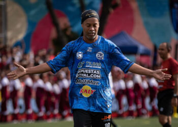 Ronaldinho lidera partido de exhibición en Petare