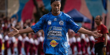 Ronaldinho lidera partido de exhibición en Petare