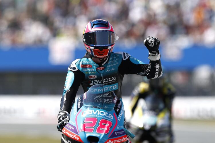 El piloto español Maximo Quiles celebra la victoria en la carrera de Moto3 durante el Gran Premio de Motociclismo de los Países Bajos en el Circuito TT de Assen. EFE/EPA/VINCENT JANNINK