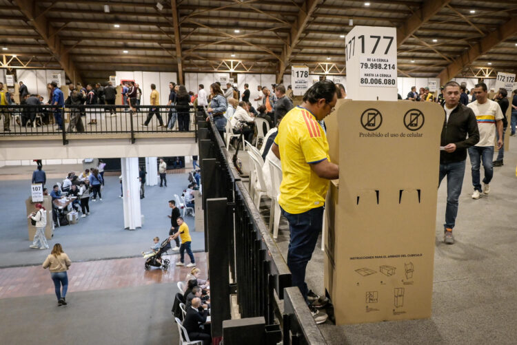 Ciudadanos votan en Bogotá, durante la jornada de la segunda vuelta de las elecciones presidenciales en Colombia este domingo, en bogotá (Colombia). EFE/ Natalia Pedraza