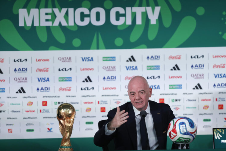 El presidente de la FIFA, Gianni Infantino, habla durante una rueda de prensa este miércoles, en Ciudad de México (México). EFE/ Isaac Esquivel