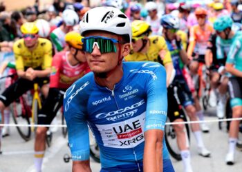 Del Toro gana el duelo a Ayuso en el Grand Colombier y Tuckwell aguanta el amarillo