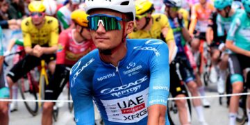 Del Toro gana el duelo a Ayuso en el Grand Colombier y Tuckwell aguanta el amarillo
