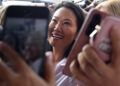 Keiko Fujimori celebra ventaja electoral con simpatizantes mientras el conteo continúa