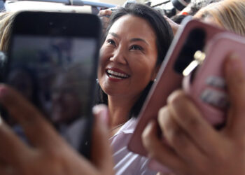 Keiko Fujimori celebra ventaja electoral con simpatizantes mientras el conteo continúa