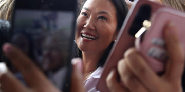 Keiko Fujimori celebra ventaja electoral con simpatizantes mientras el conteo continúa