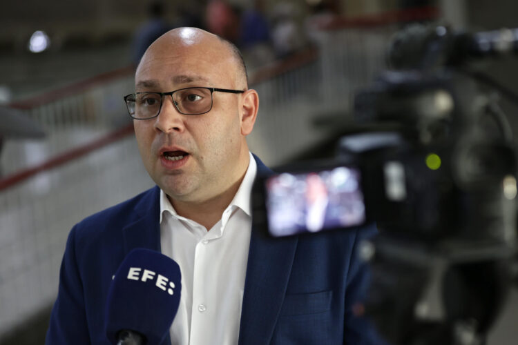 Fotografía de archivo, tomada el pasado 14 de mayo, en la que se captó al coordinador general de la ONG venezolana Provea, Óscar Murillo, durante una entrevista con EFE, en Caracas (Venezuela). EFE/Ronald Peña