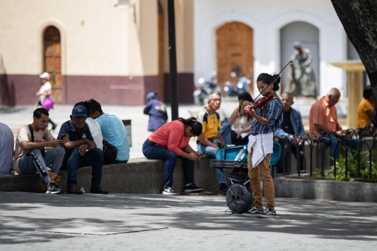 Fotografía del 29 de mayo del 2026 que muestra a una persona tocando violín, en Caracas (Venezuela). EFE/ Ronald Peña R