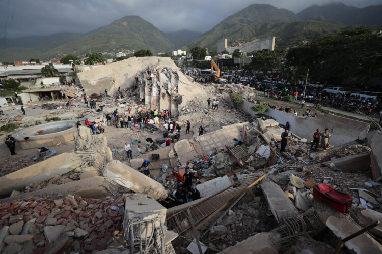 Operaciones de rescate en La Guaira, tras los terremotos. EFE/ Ronald Pena R