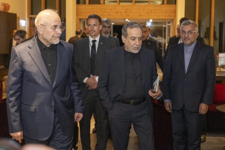 El presidente del Parlamento de Irán, Mohamad Baqer Qalibaf (izq.), y el ministro de Asuntos Exteriores de Irán, Abás Araqchí (centro), asisten a una reunión en el complejo de Bürgenstock, en Obbürgen, cerca de Lucerna (Suiza), este domingo 21 de junio de 2026. Tras la firma de un acuerdo marco de paz en Francia esta semana, delegaciones de EE.UU. e Irán se reúnen en el resort de Bürgenstock para abordar más detalles y aspectos técnicos. (Francia, Suiza, Lucerna) EFE/EPA/URS FLUEELER