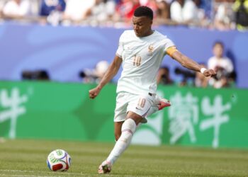 Suecia se cruza en la fiesta de Mbappé y Dembélé
