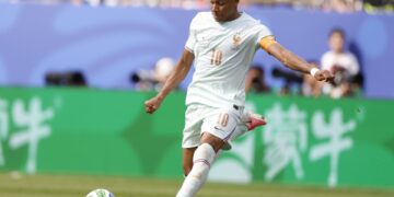 Suecia se cruza en la fiesta de Mbappé y Dembélé