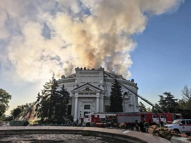 Imagen cedida por el alcalde de Sebastopol, Mikhail Razvozhaev, de los daños provocados por el ataque ucraniano en el edificio del museo y monumento a la Defensa de Sebastopol de 1854-1855. EFE/EPA/SEVASTOPOL MAYOR MIKHAIL RAZVOZHAEV TELEGRAM CHANNEL HANDOUT HANDOUT EDITORIAL USE ONLY/NO SALES
