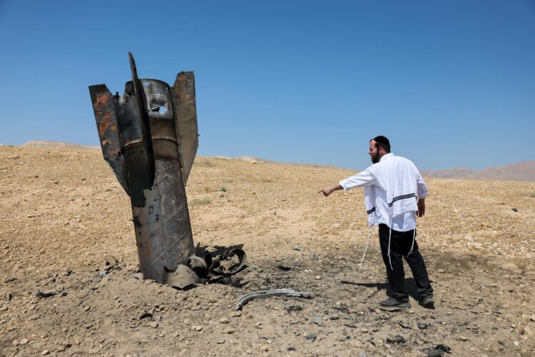 Un judío ultraortodoxo observa los restos de un misil balístico iraní que aterrizó en un campo abierto junto al asentamiento de Cisjordania de Mevo'ot Yericho en el Valle del Jordán, este lunes 8 de junio de 2026. Irán lanzó misiles contra Israel en represalia por un ataque israelí anterior en el suburbio meridional de Beirut. (Jordania) EFE/EPA/ABIR SULTAN