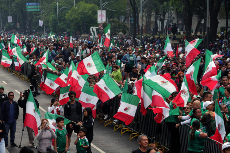 Fotografía del 6 de junio de 2026, de personas realizando una ola humana (movimiento masivo de aficionados), en una de las principales avenidas de la Ciudad de México (México). EFE/Madla Hartz