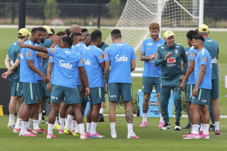 El seleccionador de Brasil, Carlo Ancelotti, dirige un entrenamiento en el centro Columbia Park, en Morristown, New Jersey (EE.UU.). EFE/Sebastiao Moreira