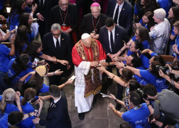 Barcelona recibe al papa con gran expectación y emoción de los fieles