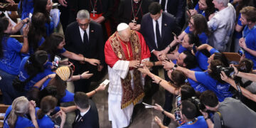 Barcelona recibe al papa con gran expectación y emoción de los fieles