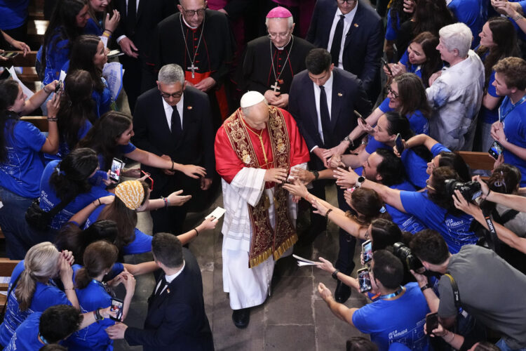 El papa León XIV tras el rezo de la Hora media que va a oficiar en la Catedral de la Santa Cruz y Santa Eulalia en Barcelona, este martes, su primer acto en la ciudad condal y que reunirá a unas 500 personas de la comunidad eclesiástica. EFE/ Enric Fontcuberta