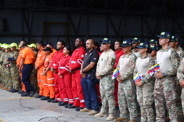 Integrantes del Sistema de Protección Civil (Sinaproc), Senafront, Servicio Aéreo Nacional (Senan), Cruz Roja y Bomberos preparan su viaje a Venezuela para labores de búsqueda y rescate tras el potente "doblete sísmico" que azotó al país suramericano el miércoles, causando al menos 920 muertos, 3.360 heridos y un número no precisado de desaparecidos oficialmente, este viernes en Ciudad de Panamá (Panamá). EFE/ Carlos Lemos