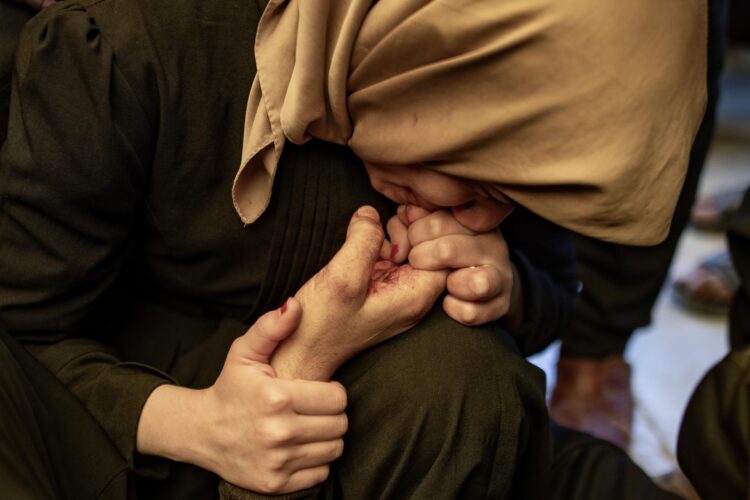 Imagen de archivo de una mujer palestina que llora junto al cuerpo de su hermano en el Hospital Nasser. EFE/ Haitham Imad