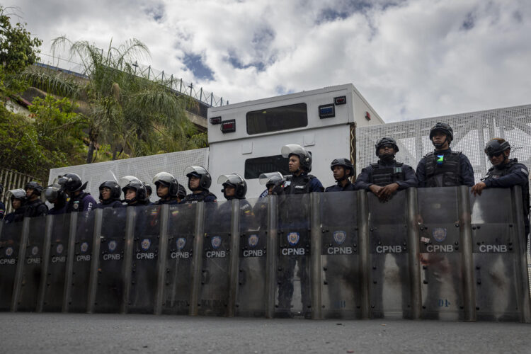 Un escuadrón de policías fue captado e pasado 3 de junio, al custodiar una de las entradas de El Helicoide, un edificio gubernamental señalado de ser un centro de tortura en Venezuela, en Caracas (Venezuela). EFE/Miguel Gutiérrez