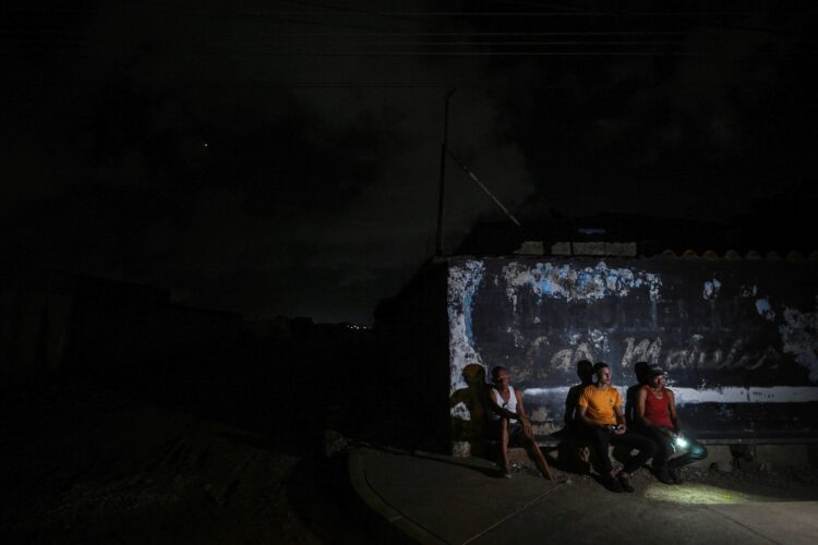 Especialistas advierten también sobre el impacto psicológico que genera vivir permanentemente bajo condiciones de incertidumbre por la crisis eléctrica | Foto Juan Barreto / AFP