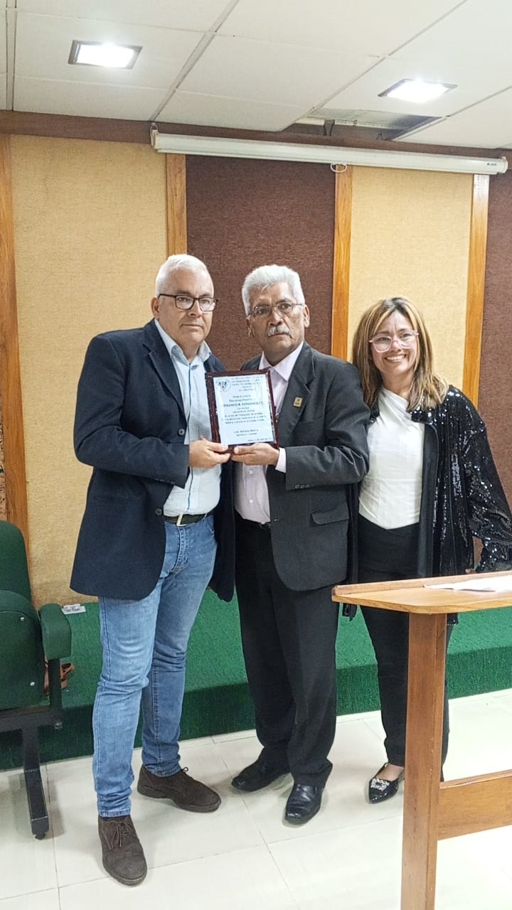 - Entrega de reconocimiento al orador de orden