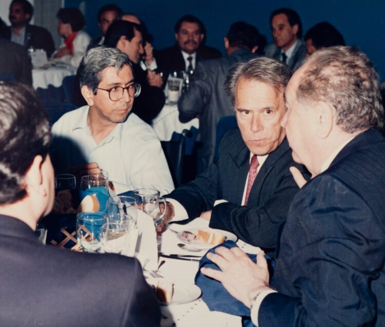 Walter Márquez, José María Nogueroles y Juan Galeazzi Contreras, durante el evento en el Hotel El Tamá sobre la Banca Regional en 1.994.