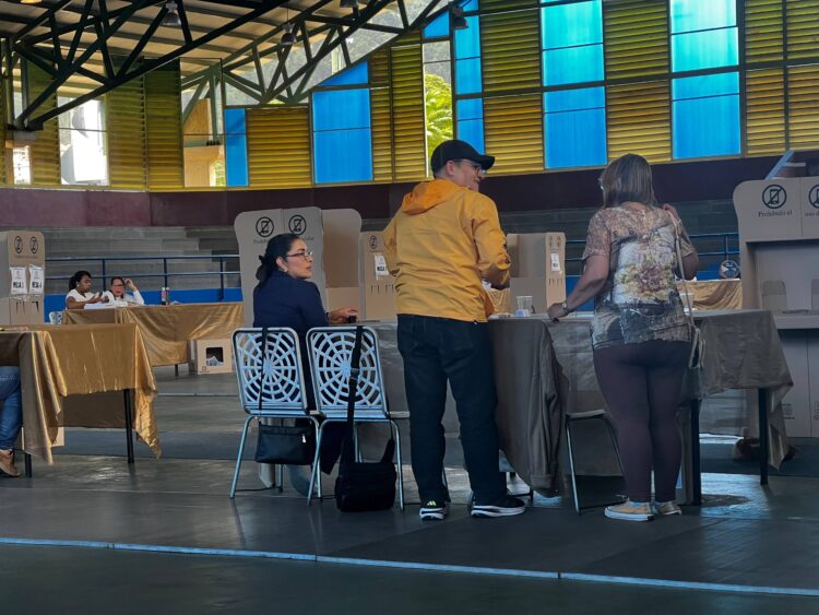 Colombianos en Mérida sufragan masivamente en las presidenciales 2026, Fotos: Johan Contreras
