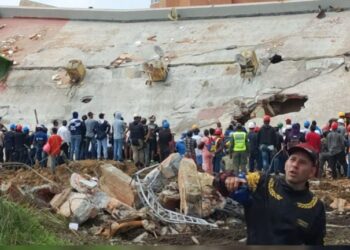 No pierden la fe: Rescatistas esperan encontrar con vida a personas atrapadas en edificio La Mar II de Tucacas