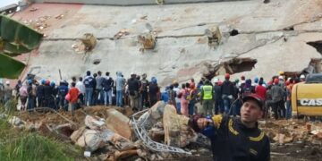 No pierden la fe: Rescatistas esperan encontrar con vida a personas atrapadas en edificio La Mar II de Tucacas