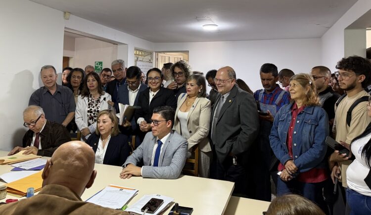 El Dr. Virgilio Castillo Blanco presentó planchas de la Transformación Universitaria. Foto: Prensa Transformación Universitaria