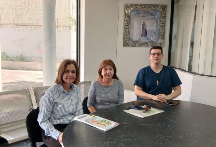 Libertad León, Coordinadora de la Cátedra Libre Mario Briceño Iragorry; Alexis del Carmen Rojas, miembro del Comité Académico de la cátedra; y Javier Mendoza, docente del Colegio República de Venezuela