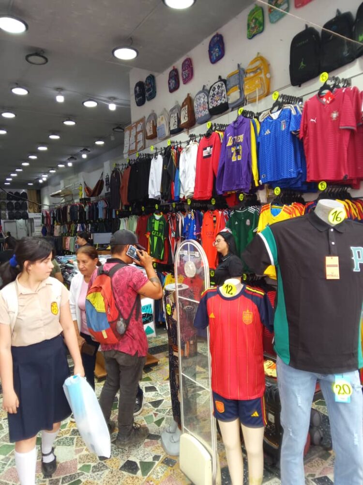 Los aficionados hacen lo imposible por adquirir la camiseta de su equipo.