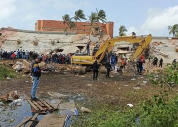 12 cuerpos sin vida rescatados entre los escombros de edificio desplomado en Tucacas