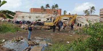 12 cuerpos sin vida rescatados entre los escombros de edificio desplomado en Tucacas