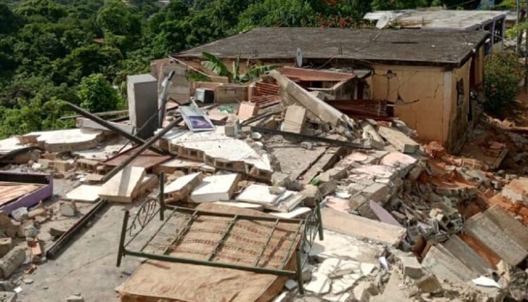 Dos personas fallecieron al desplomarse sus viviendas en el sector Las Colinas de Morón (Foto: Cortesía)