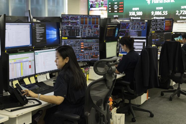 Los operadores surcoreanos trabajan frente a monitores en el Hana Bank, en Seúl, Corea del Sur, el 18 de junio de 2026. EFE/EPA/JEON HEON-KYUN