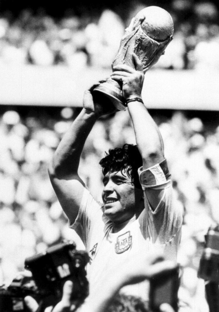 Diego Armando Maradona levanta la Copa del Mundo, la segunda en la historia de Argentina, conquistada en 1986 en México, país donde el diez consagró su calidad, especialmente en el partido de cuartos de final contra Inglaterra en e que dejó para la historia dos perlas:  'el gol del siglo' y el de 'la mano de Dios'. EFE/ EPA/- UK AND IRELAND OUT
