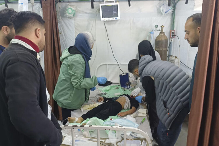 Un niño herido por un ataque israelí atendido en el hospital de campaña de Al-Mawasi. EFE/