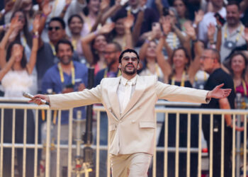 Bad Bunny sale coronado de su residencia histórica en Madrid como rey de la música latina