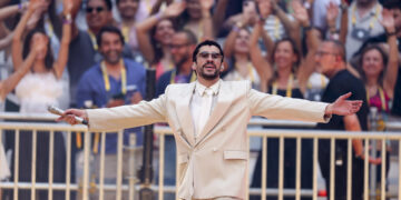 Bad Bunny sale coronado de su residencia histórica en Madrid como rey de la música latina