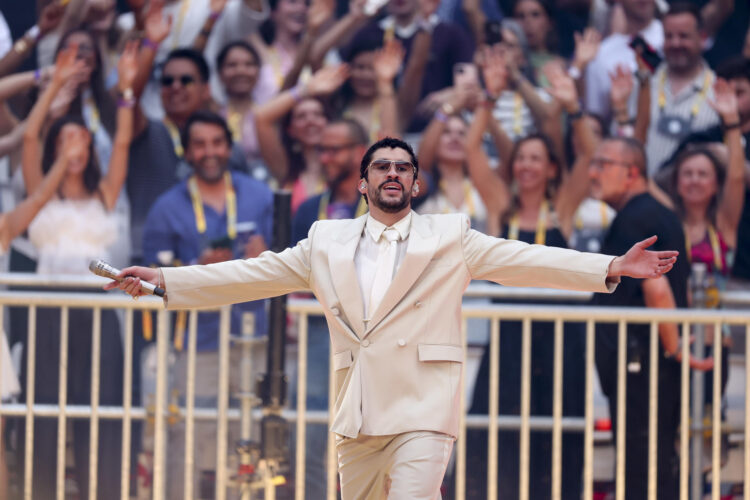 El cantante puertorriqueño Bad Bunny durante el último concierto de su gira en Madrid, este lunes en el estadio Metropolitano. EFE/Kiko Huesca