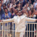 Bad Bunny sale coronado de su residencia histórica en Madrid como rey de la música latina