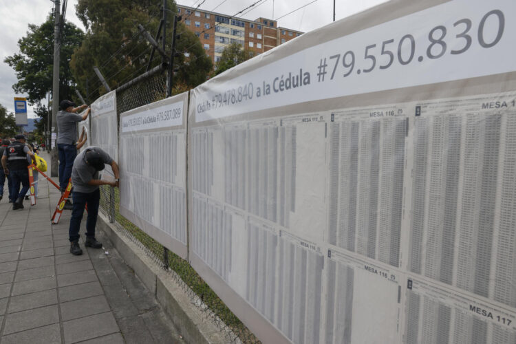 Personas preparan un puesto de votación este sábado, en el recinto ferial de Corferias en Bogotá (Colombia). EFE/ Carlos Ortega
