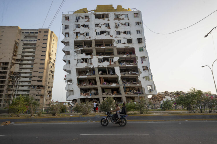Detalle de un edificio derruido en Catia la Mar, Venezuela, EFE/ Ronald Peña R
