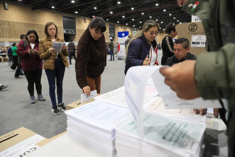 Fotografía de archivo, tomada el pasado 8 de marzo, durante las elecciones primarias de partidos en Colombia, en Bogotá (Colombia). EFE/Carlos Ortega