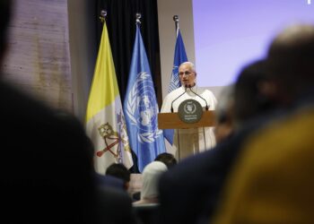 El papa advierte a los jóvenes de la adicción al teléfono móvil y pide que pongan límites